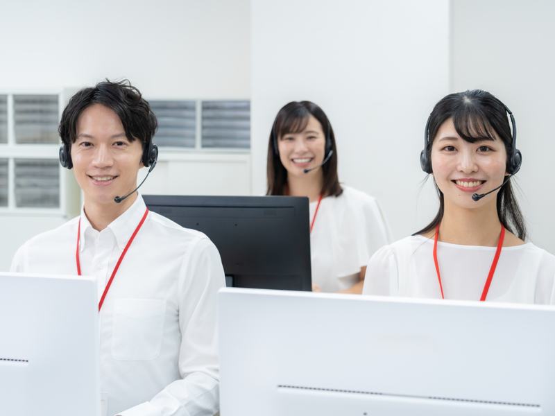 お電話で訪問日時をご相談する受付スタッフ