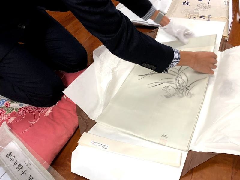 ご自宅で品物を拝見する査定員